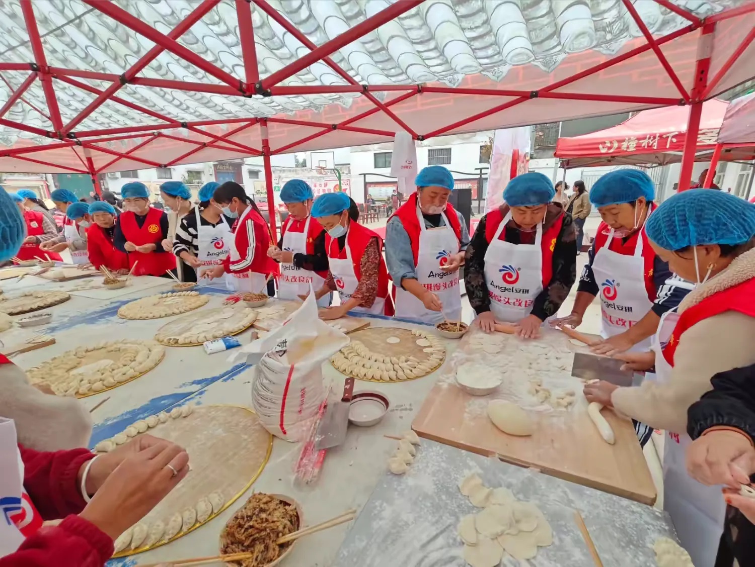 浚州街道甘草庄村开展第五届重阳节“饺子宴”暨孝亲敬老模范群体表彰活动